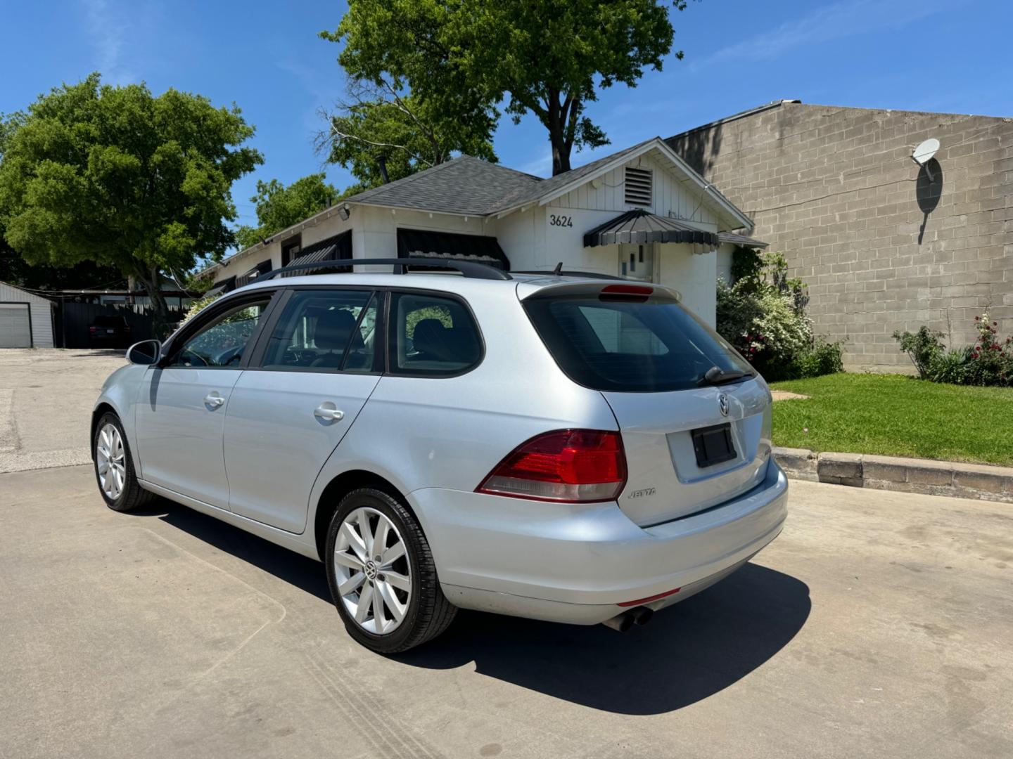 2014 Silver Volkswagen Jetta SportWagen 2.5L SE PZEV (3VWPP7AJ5EM) with an 2.5L L5 DOHC 20V engine, 6-Speed Automatic transmission, located at 3624 Hemphill St., Fort Worth, TX, 76110, (817) 926-8921, 32.696205, -97.331985 - Photo#1